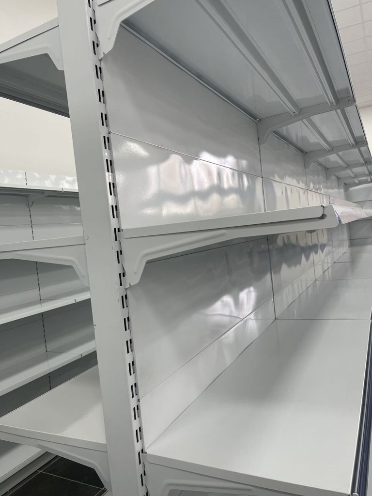 Scaffalatura metallica bianca bifacciale da negozio 120x100x240, pannello 5 strati