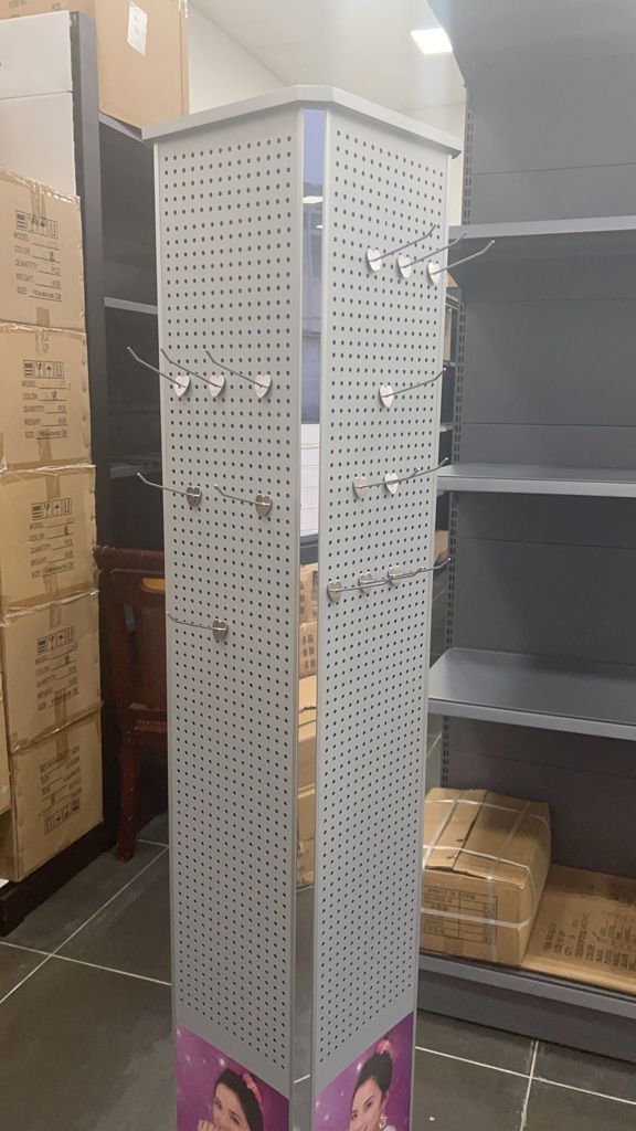 Espositore girevole con pannelli forati e ganci